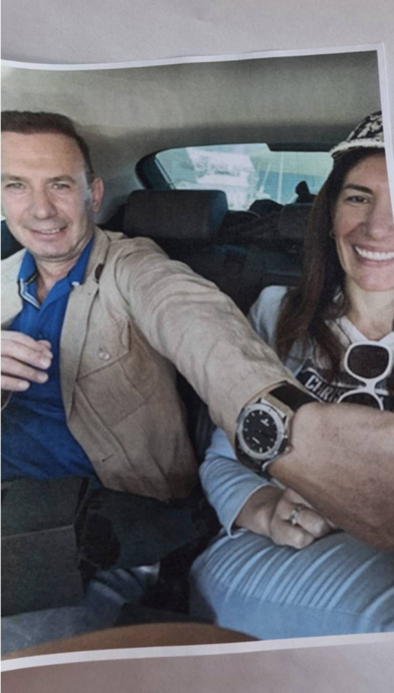  Живко Коцев показва скъпия часовник Hublot 